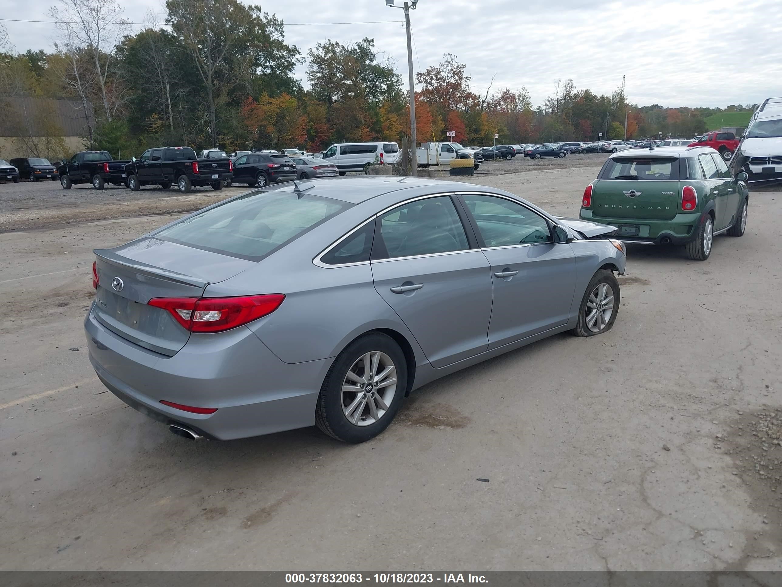 Photo 3 VIN: 5NPE24AF4HH585576 - HYUNDAI SONATA 