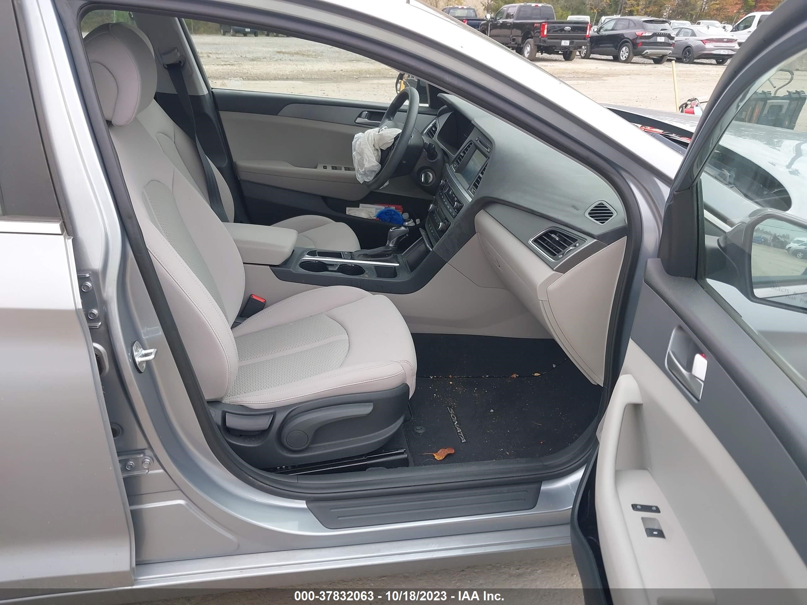 Photo 4 VIN: 5NPE24AF4HH585576 - HYUNDAI SONATA 