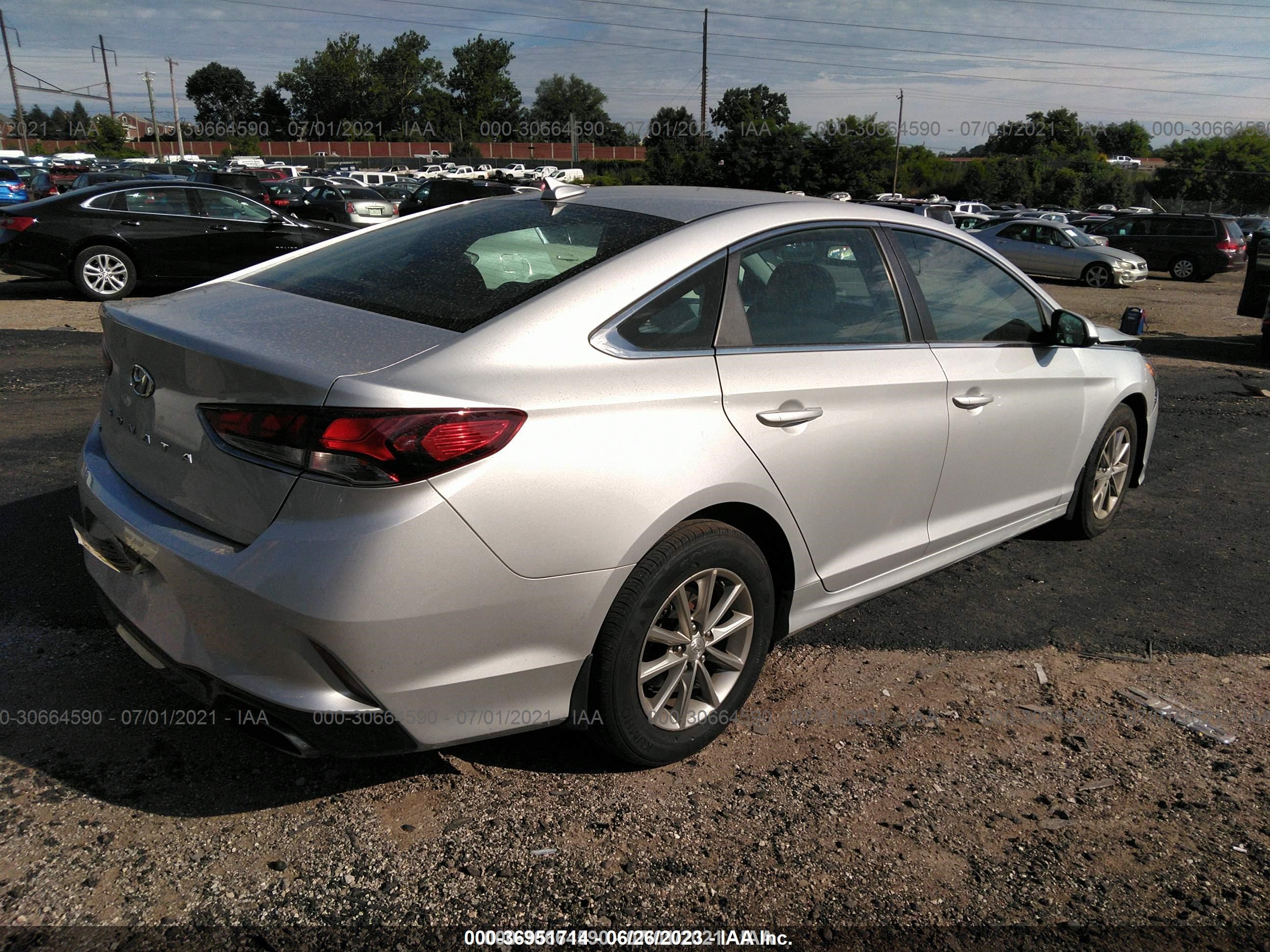 Photo 3 VIN: 5NPE24AF4KH795327 - HYUNDAI SONATA 