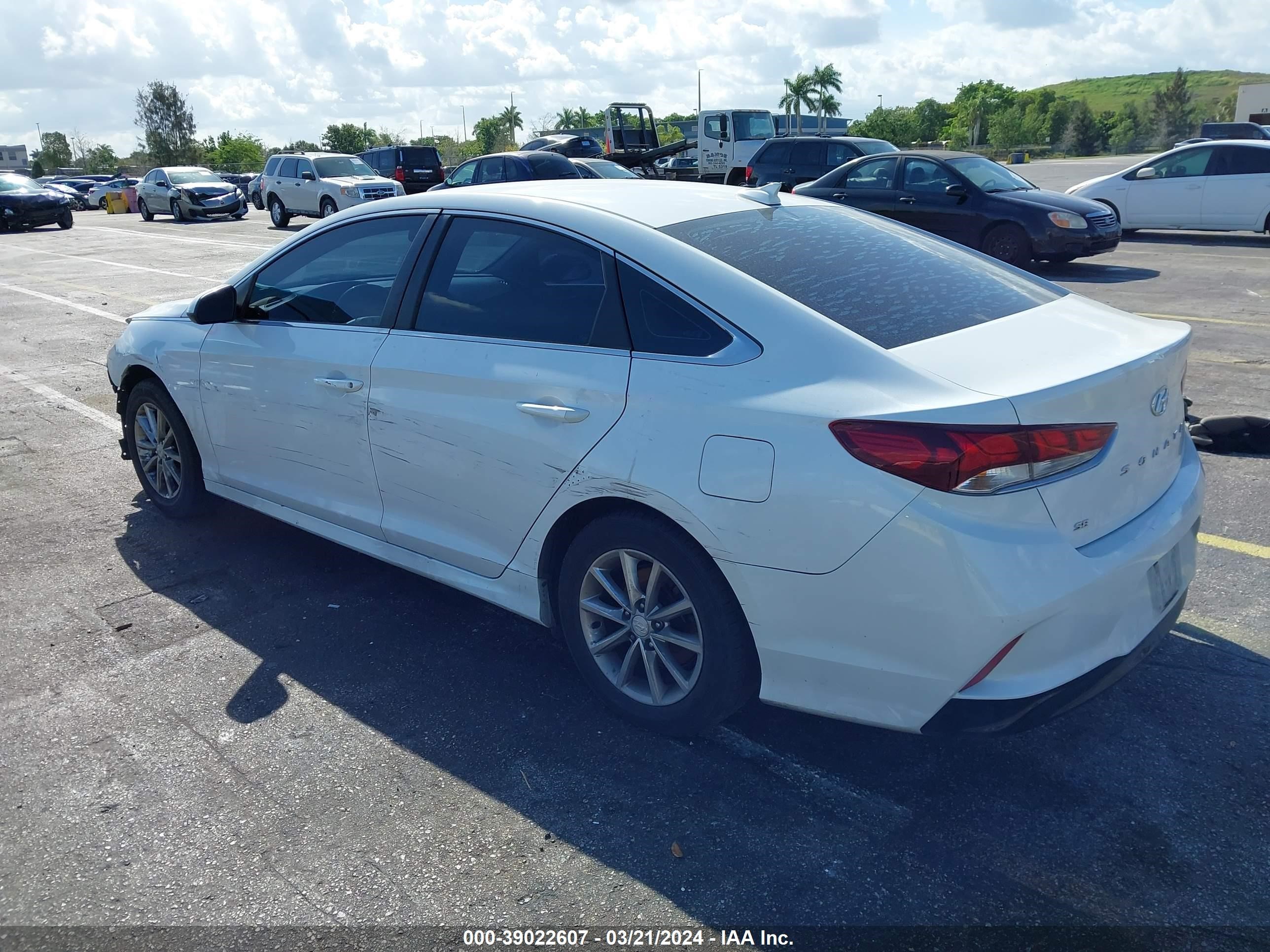 Photo 2 VIN: 5NPE24AF4KH820260 - HYUNDAI SONATA 