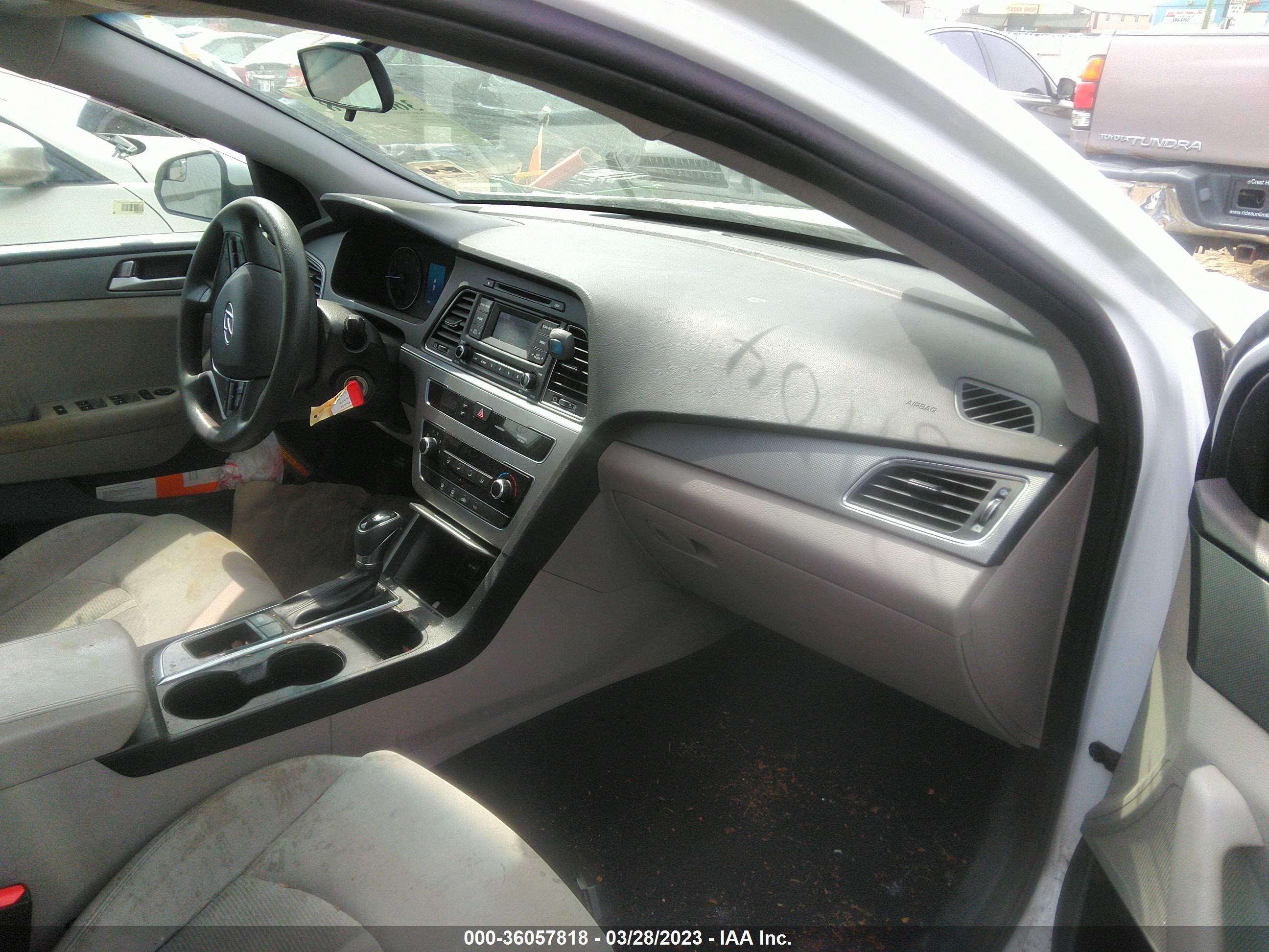 Photo 4 VIN: 5NPE24AF5GH402412 - HYUNDAI SONATA 