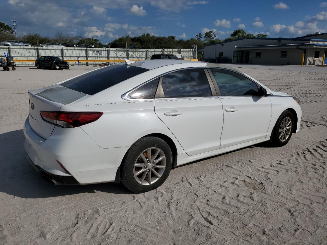 Photo 2 VIN: 5NPE24AF5JH676457 - HYUNDAI SONATA 