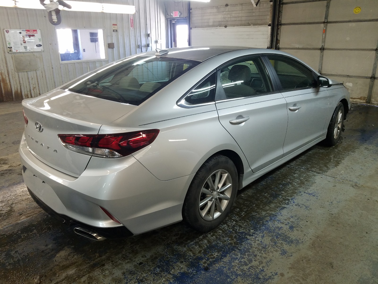 Photo 3 VIN: 5NPE24AF5JH685899 - HYUNDAI SONATA SE 