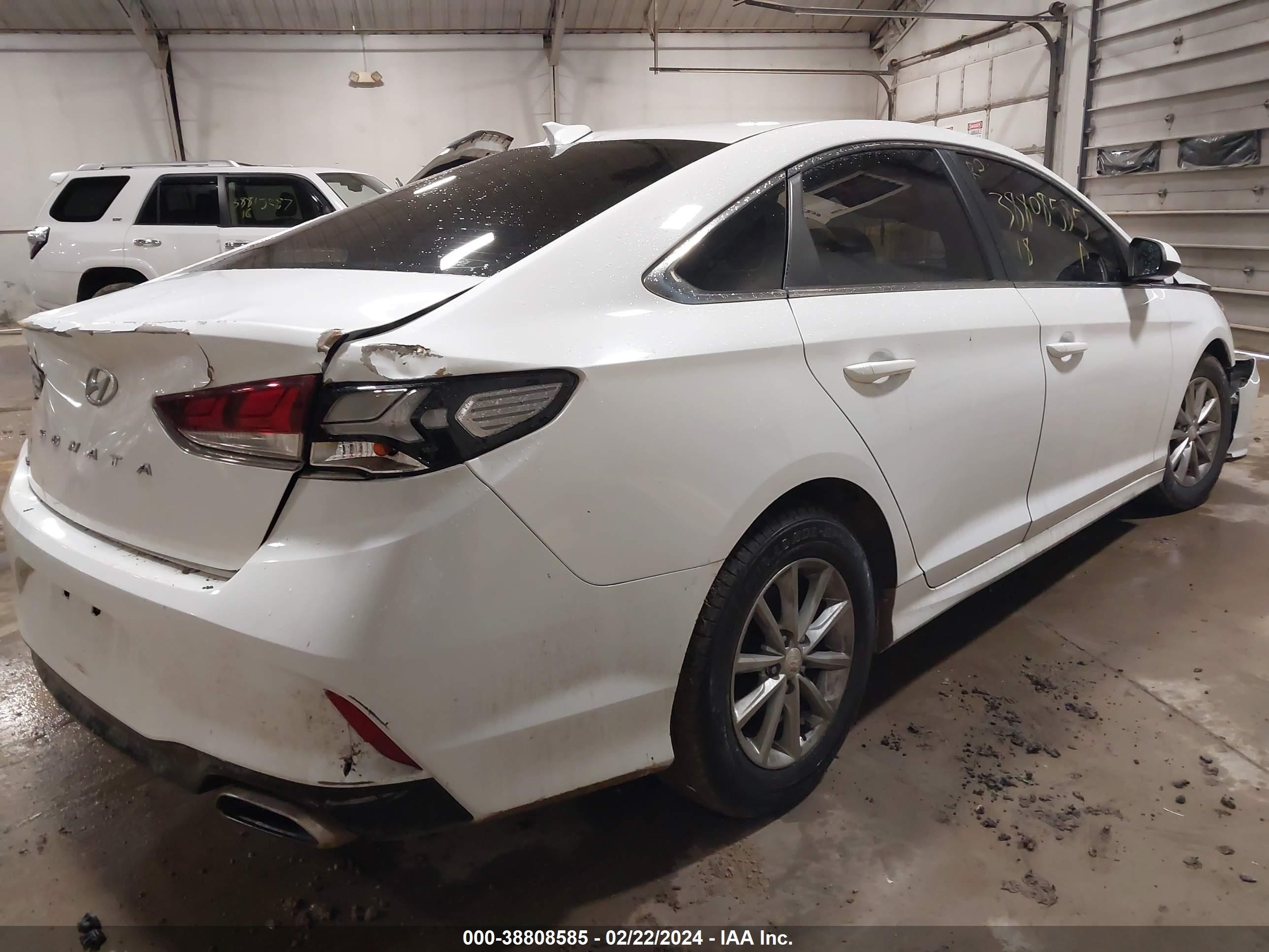 Photo 3 VIN: 5NPE24AF5JH706198 - HYUNDAI SONATA 