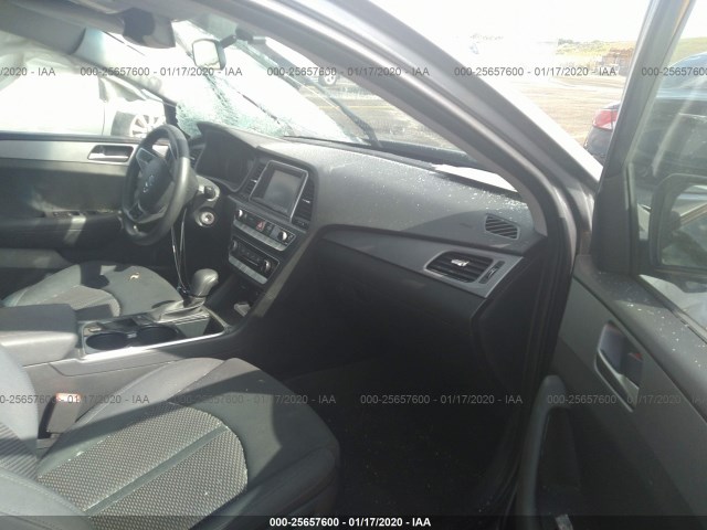 Photo 4 VIN: 5NPE24AF5KH779217 - HYUNDAI SONATA 