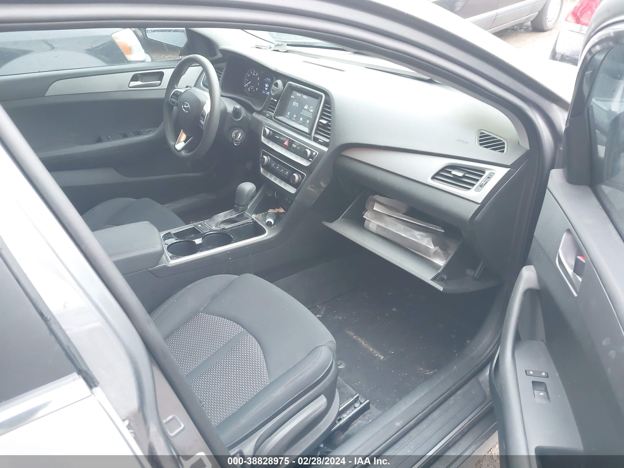 Photo 4 VIN: 5NPE24AF5KH797636 - HYUNDAI SONATA 