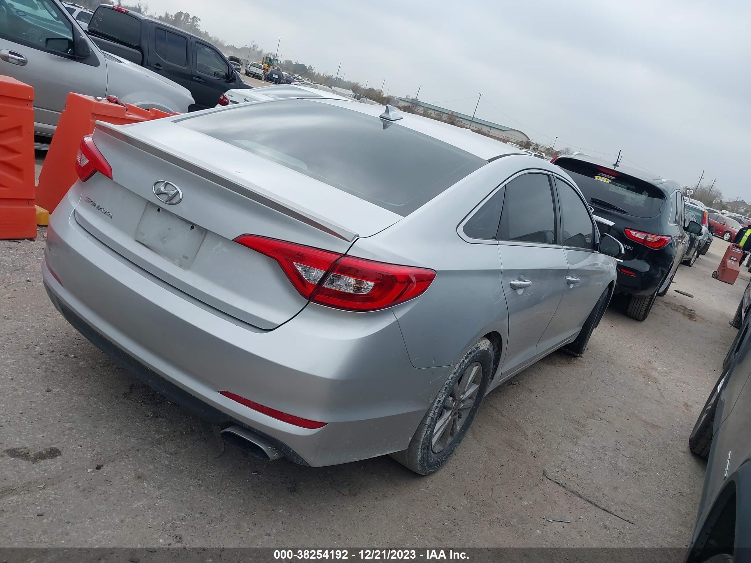 Photo 3 VIN: 5NPE24AF6FH065800 - HYUNDAI SONATA 