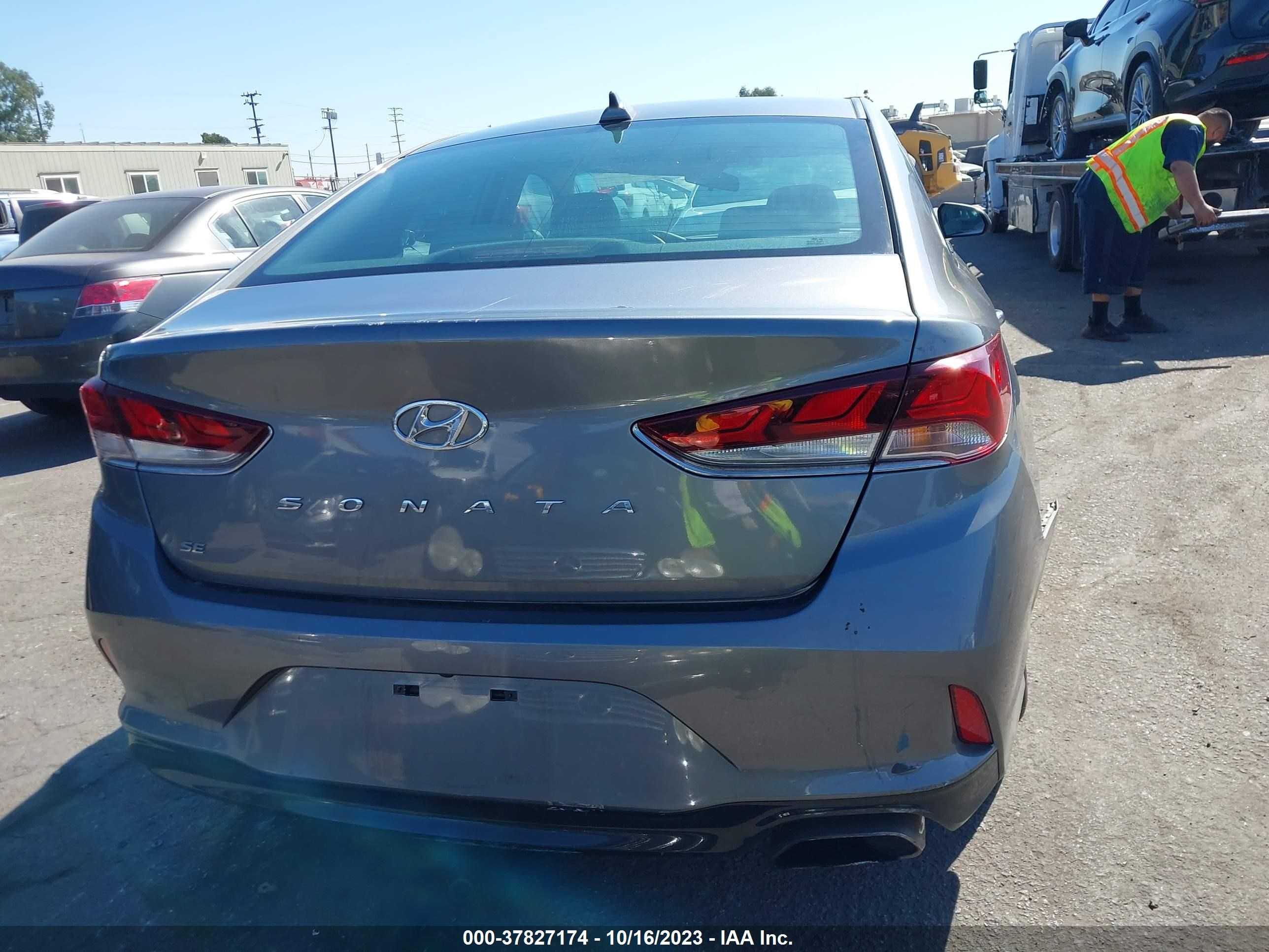 Photo 15 VIN: 5NPE24AF6JH676466 - HYUNDAI SONATA 