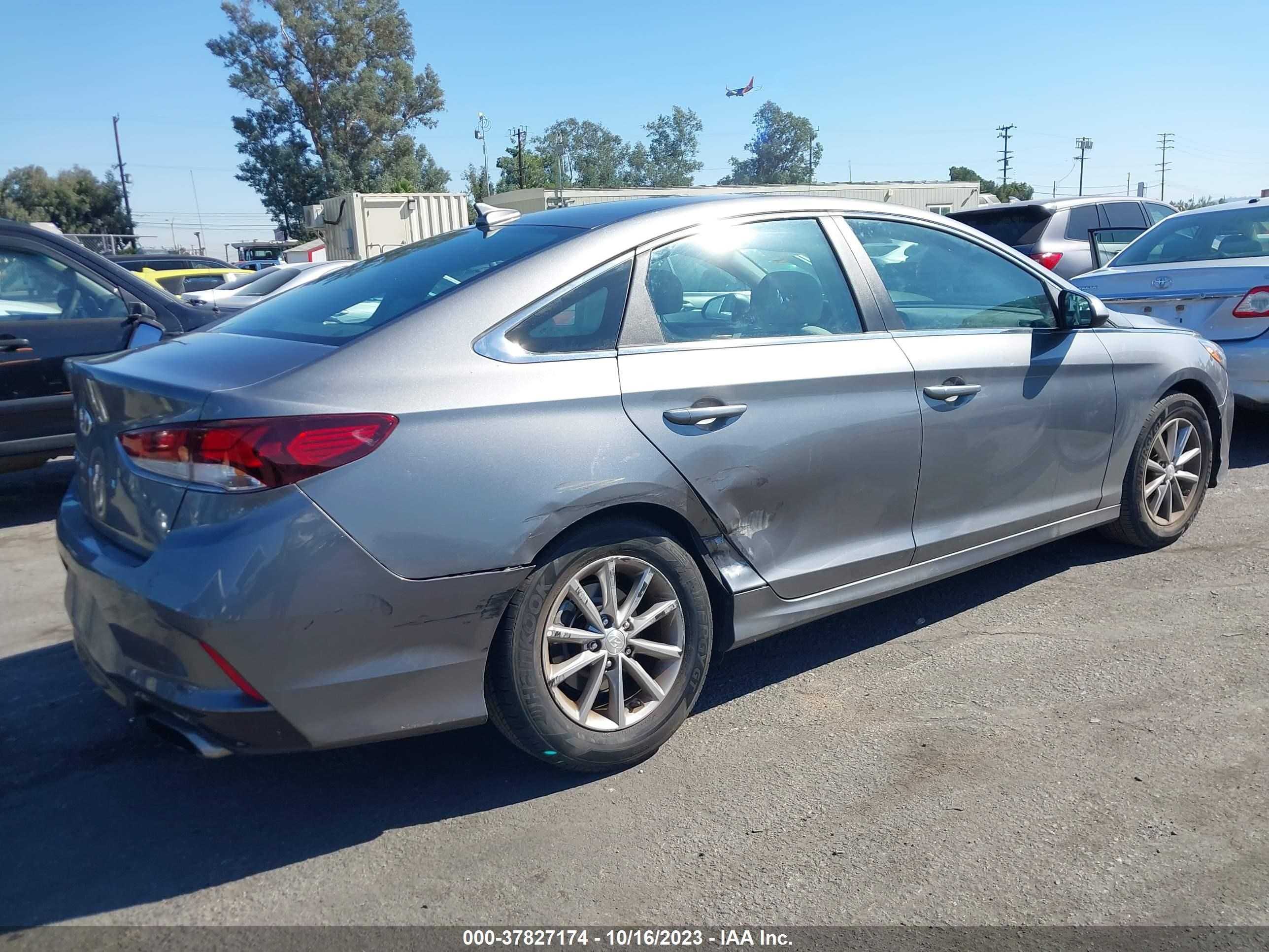 Photo 3 VIN: 5NPE24AF6JH676466 - HYUNDAI SONATA 