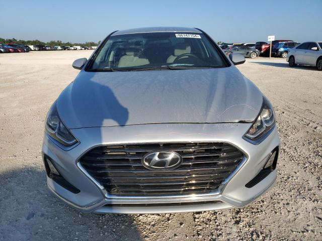 Photo 4 VIN: 5NPE24AF6KH766122 - HYUNDAI SONATA SE 