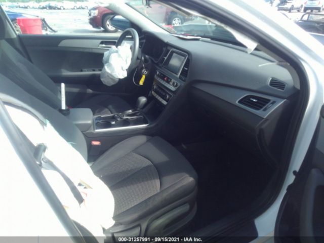 Photo 4 VIN: 5NPE24AF6KH819403 - HYUNDAI SONATA 