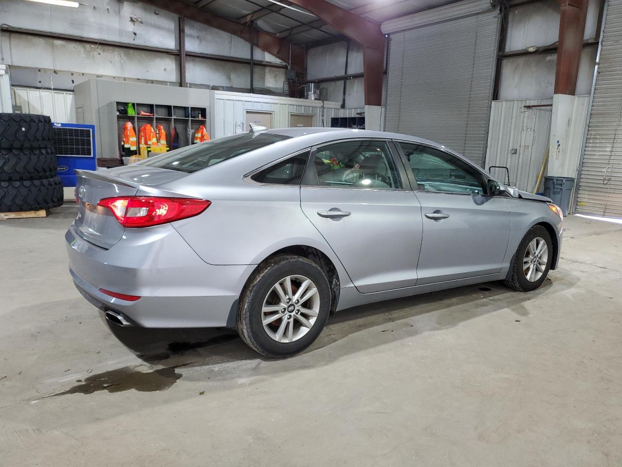 Photo 2 VIN: 5NPE24AF7FH213906 - HYUNDAI SONATA 