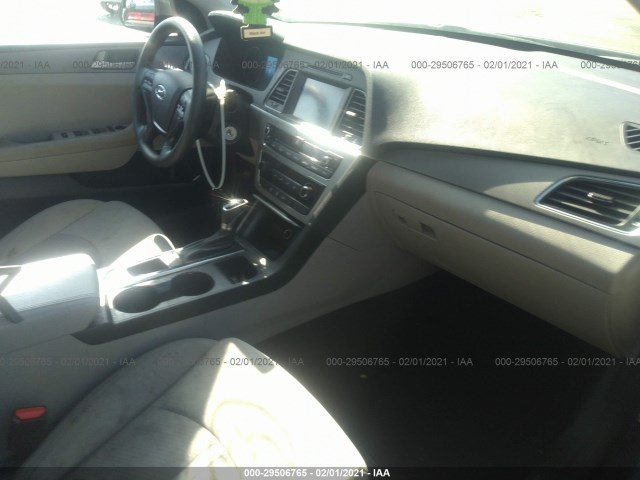 Photo 4 VIN: 5NPE24AF7HH525856 - HYUNDAI SONATA 