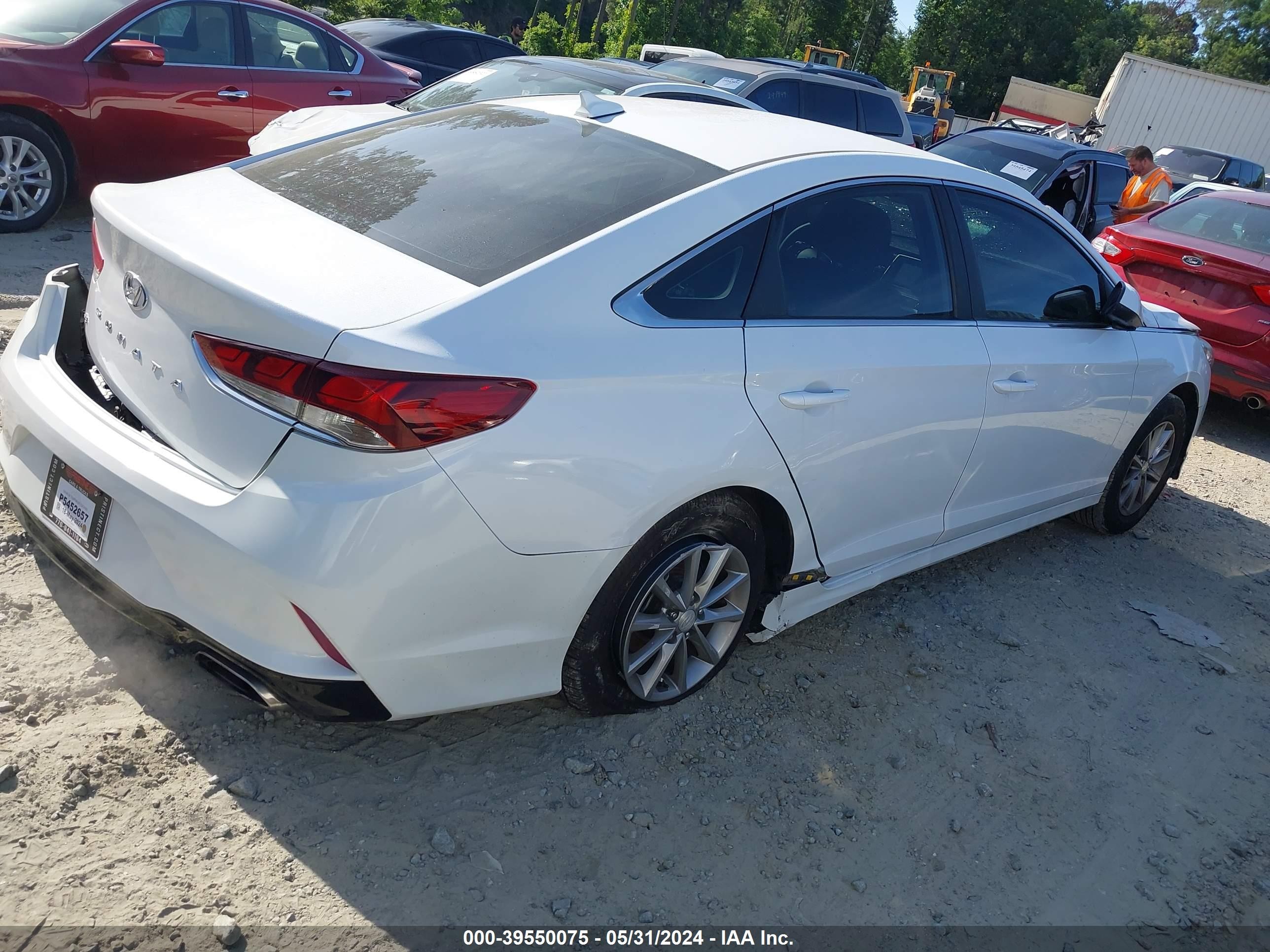 Photo 3 VIN: 5NPE24AF7JH601226 - HYUNDAI SONATA 