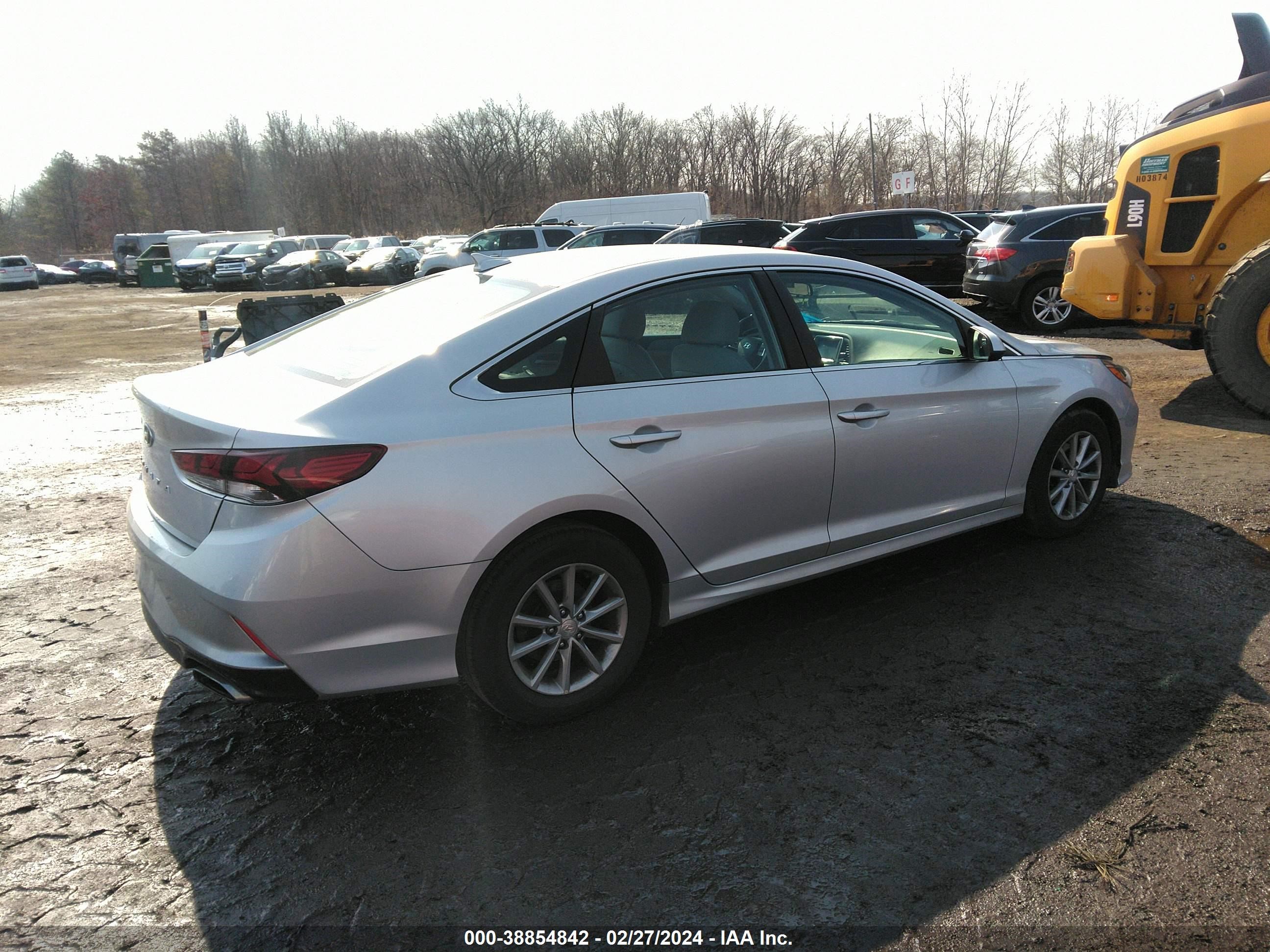 Photo 3 VIN: 5NPE24AF7JH695222 - HYUNDAI SONATA 