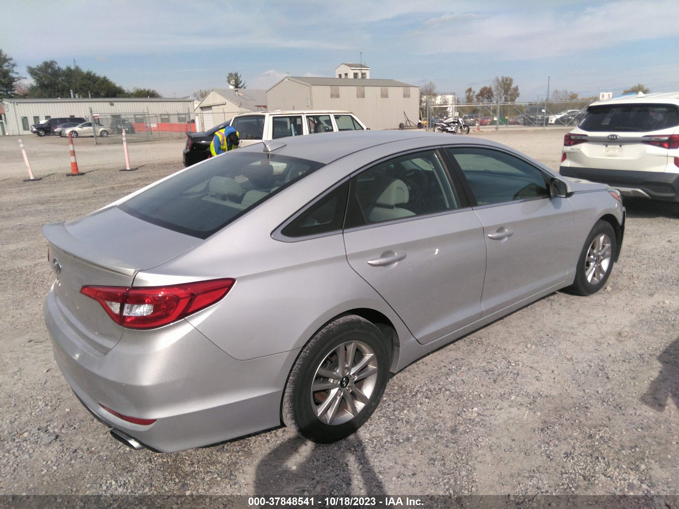 Photo 3 VIN: 5NPE24AF8FH156678 - HYUNDAI SONATA 