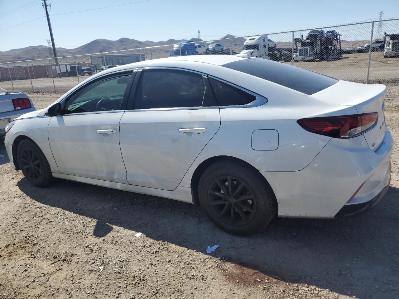 Photo 1 VIN: 5NPE24AF8JH608086 - HYUNDAI SONATA 