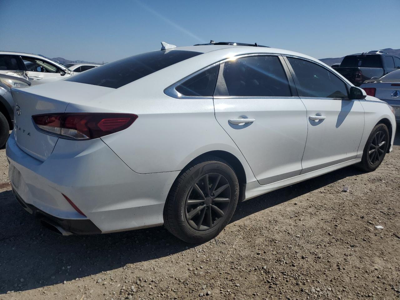 Photo 2 VIN: 5NPE24AF8JH608086 - HYUNDAI SONATA 