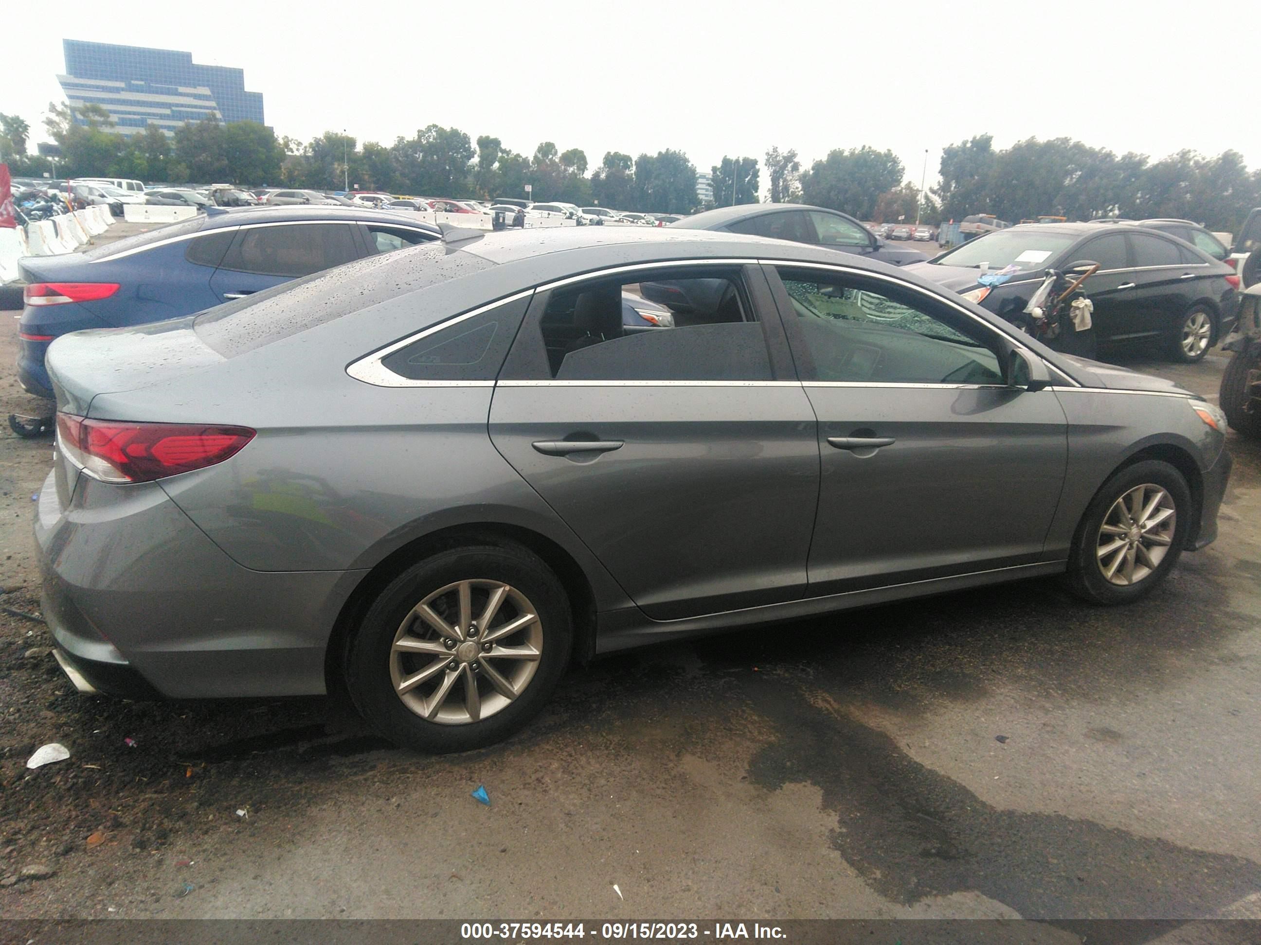 Photo 12 VIN: 5NPE24AF8JH676808 - HYUNDAI SONATA 