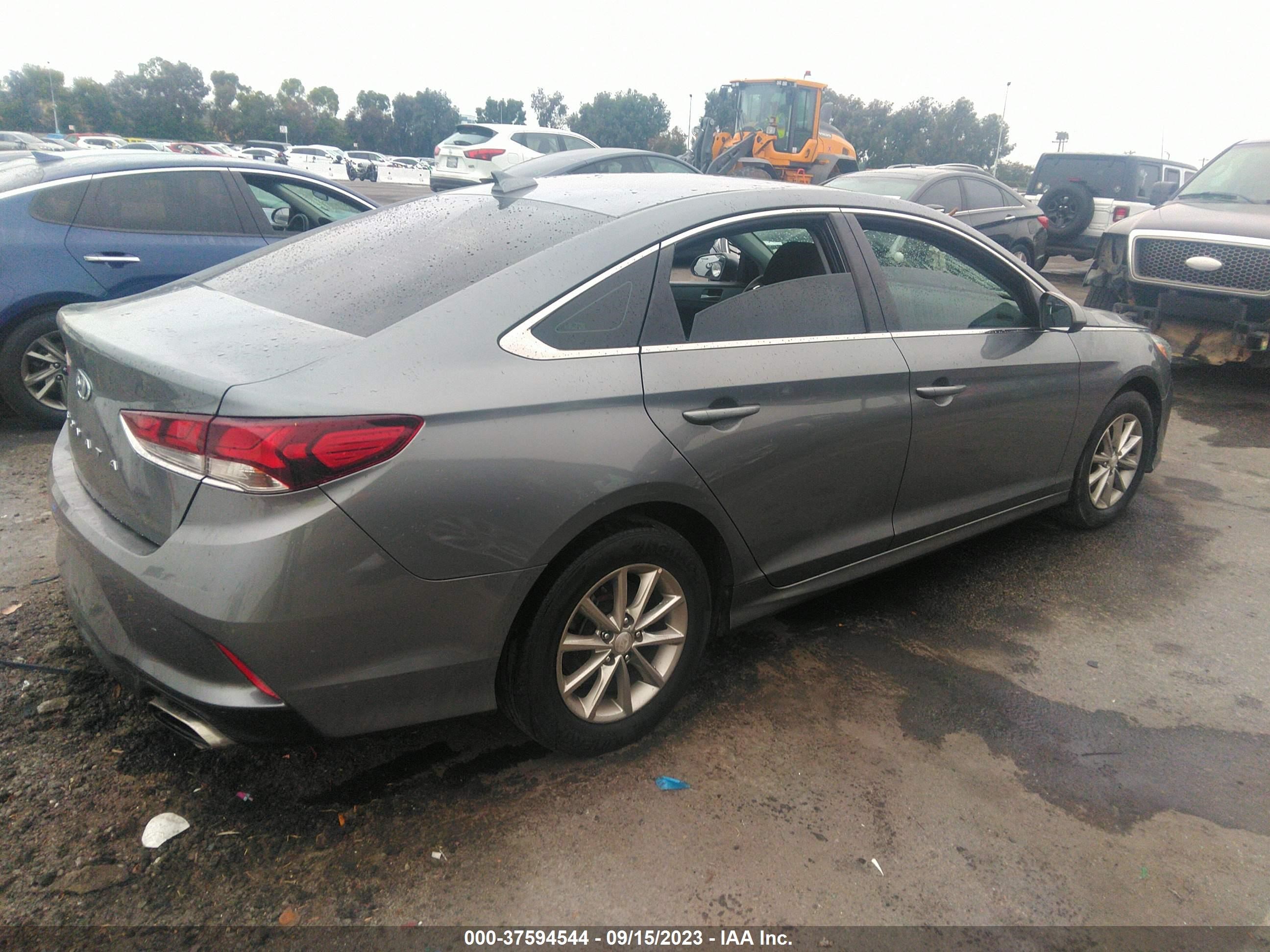 Photo 3 VIN: 5NPE24AF8JH676808 - HYUNDAI SONATA 