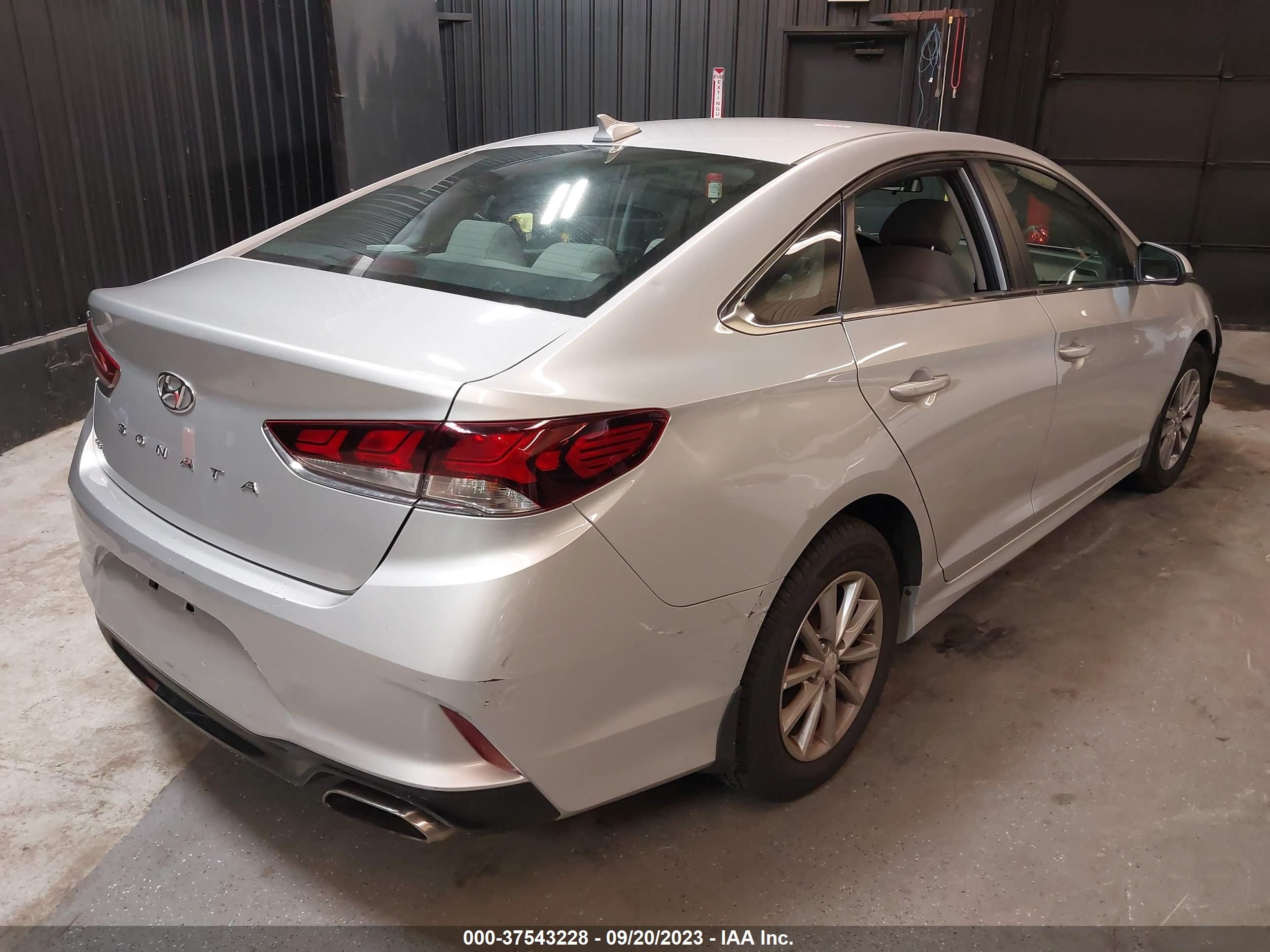 Photo 3 VIN: 5NPE24AF8JH685654 - HYUNDAI SONATA 