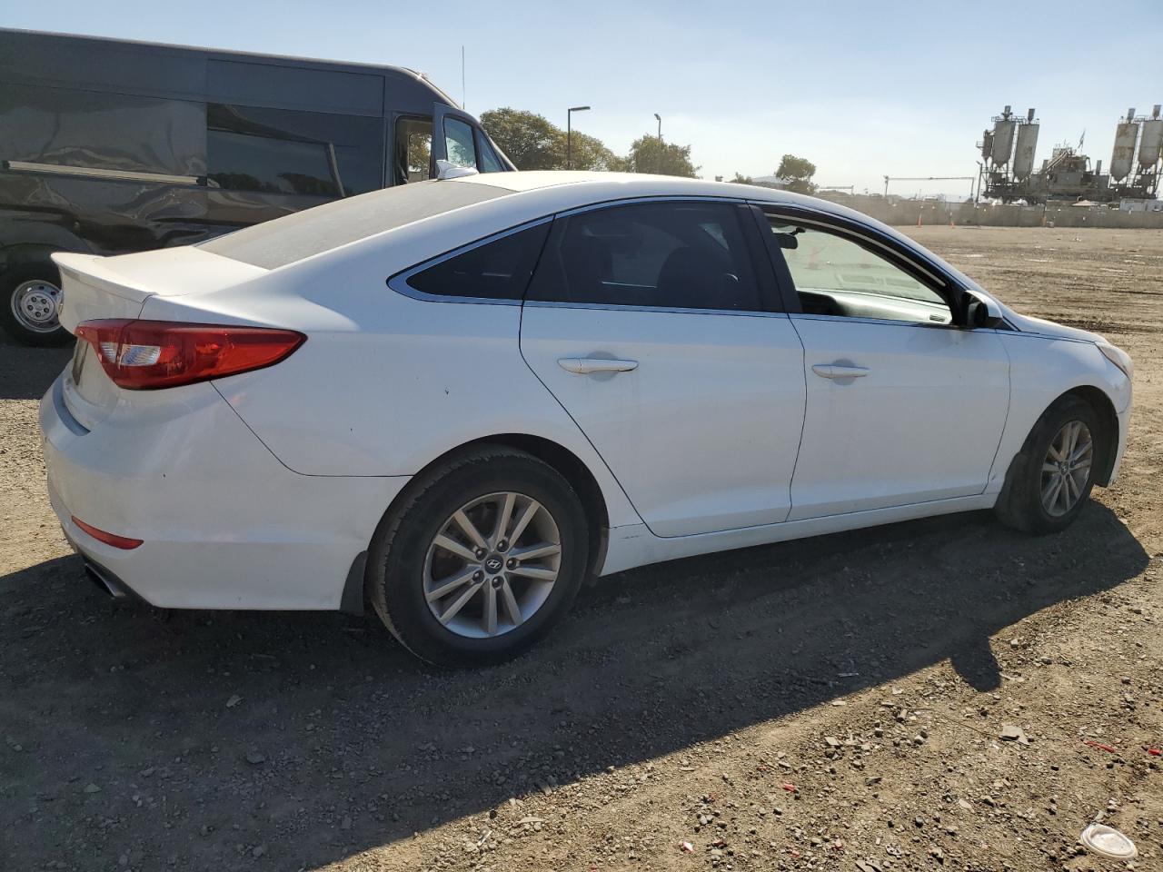 Photo 2 VIN: 5NPE24AF9FH256255 - HYUNDAI SONATA 