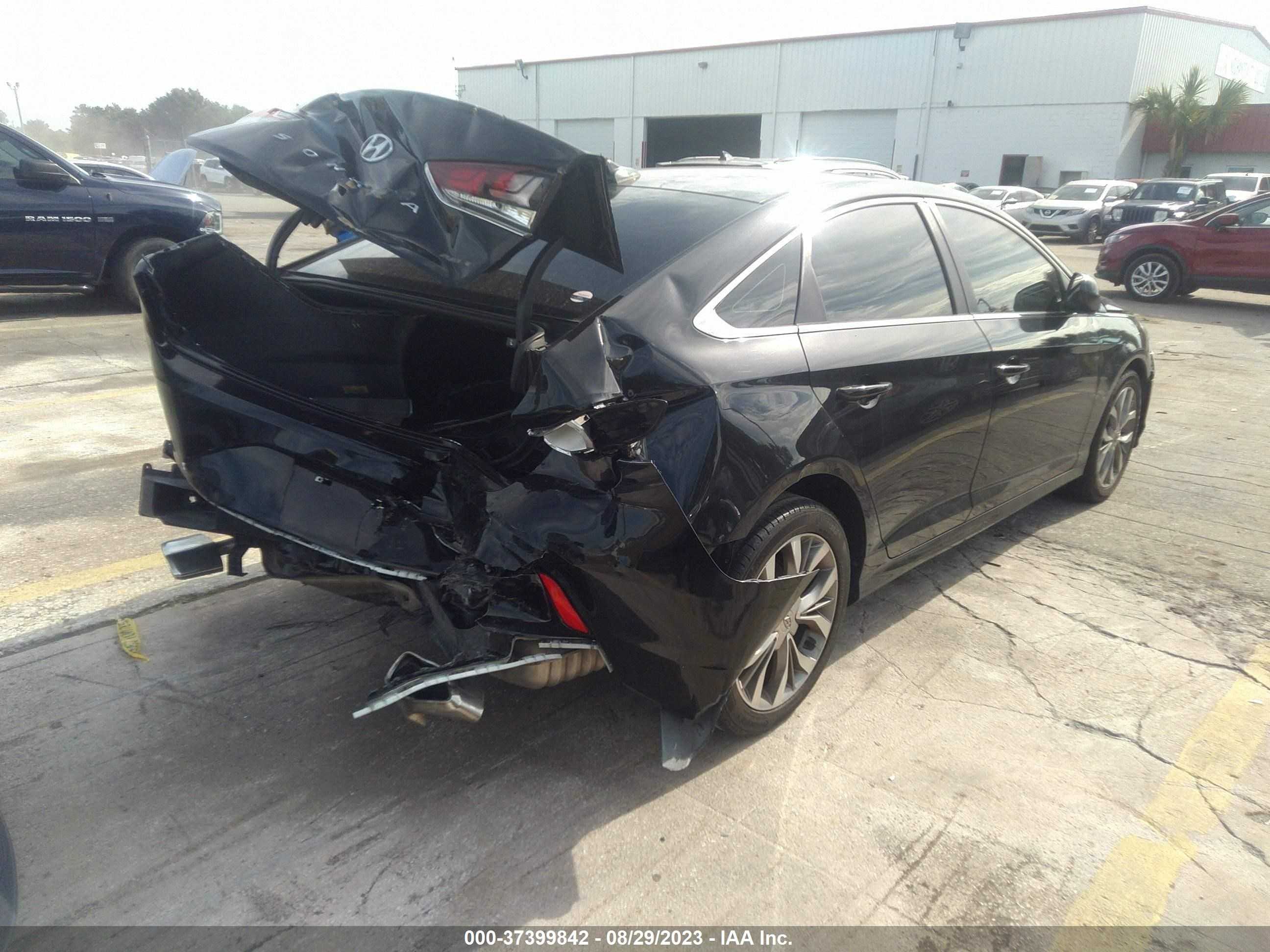 Photo 3 VIN: 5NPE24AF9JH667437 - HYUNDAI SONATA 