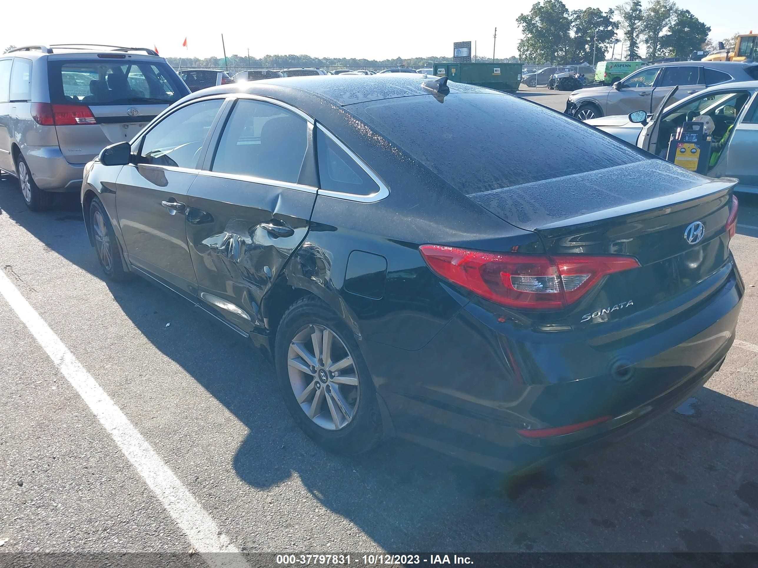 Photo 2 VIN: 5NPE24AFXGH414359 - HYUNDAI SONATA 