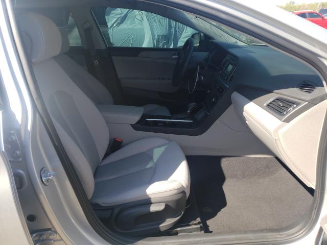 Photo 4 VIN: 5NPE24AFXHH490973 - HYUNDAI SONATA SE 