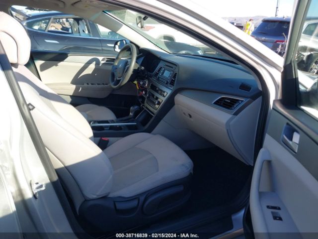 Photo 4 VIN: 5NPE24AFXHH580883 - HYUNDAI SONATA 