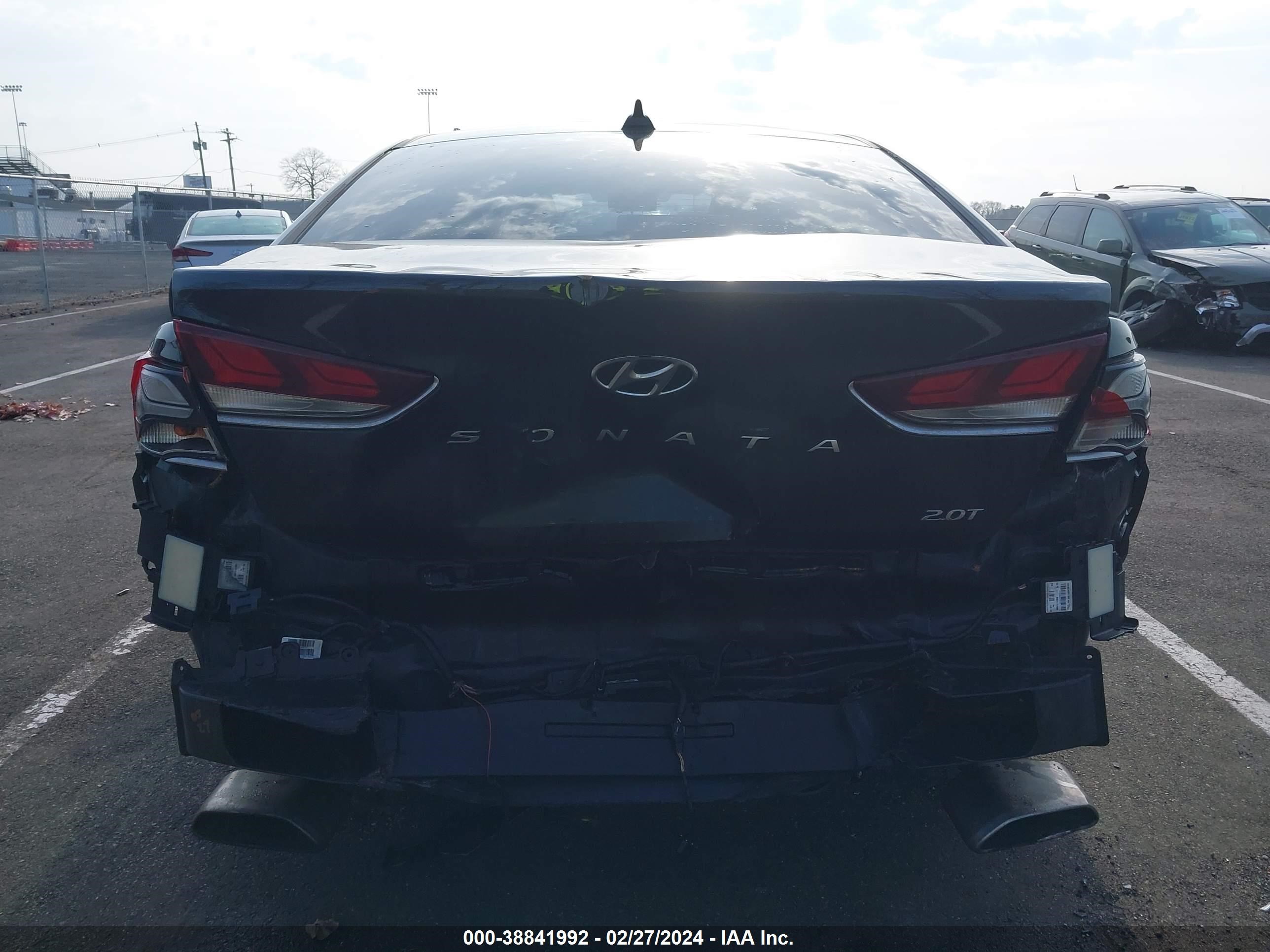 Photo 17 VIN: 5NPE34AB1JH692665 - HYUNDAI SONATA 