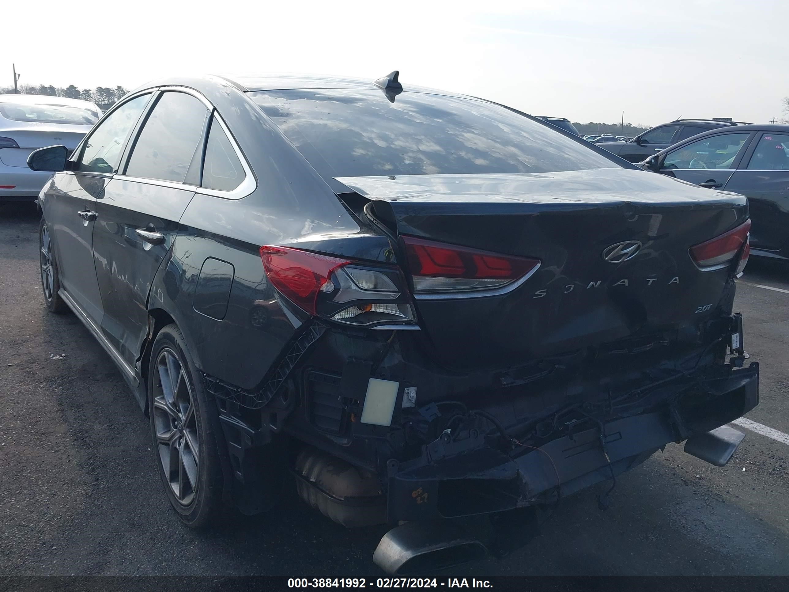 Photo 2 VIN: 5NPE34AB1JH692665 - HYUNDAI SONATA 