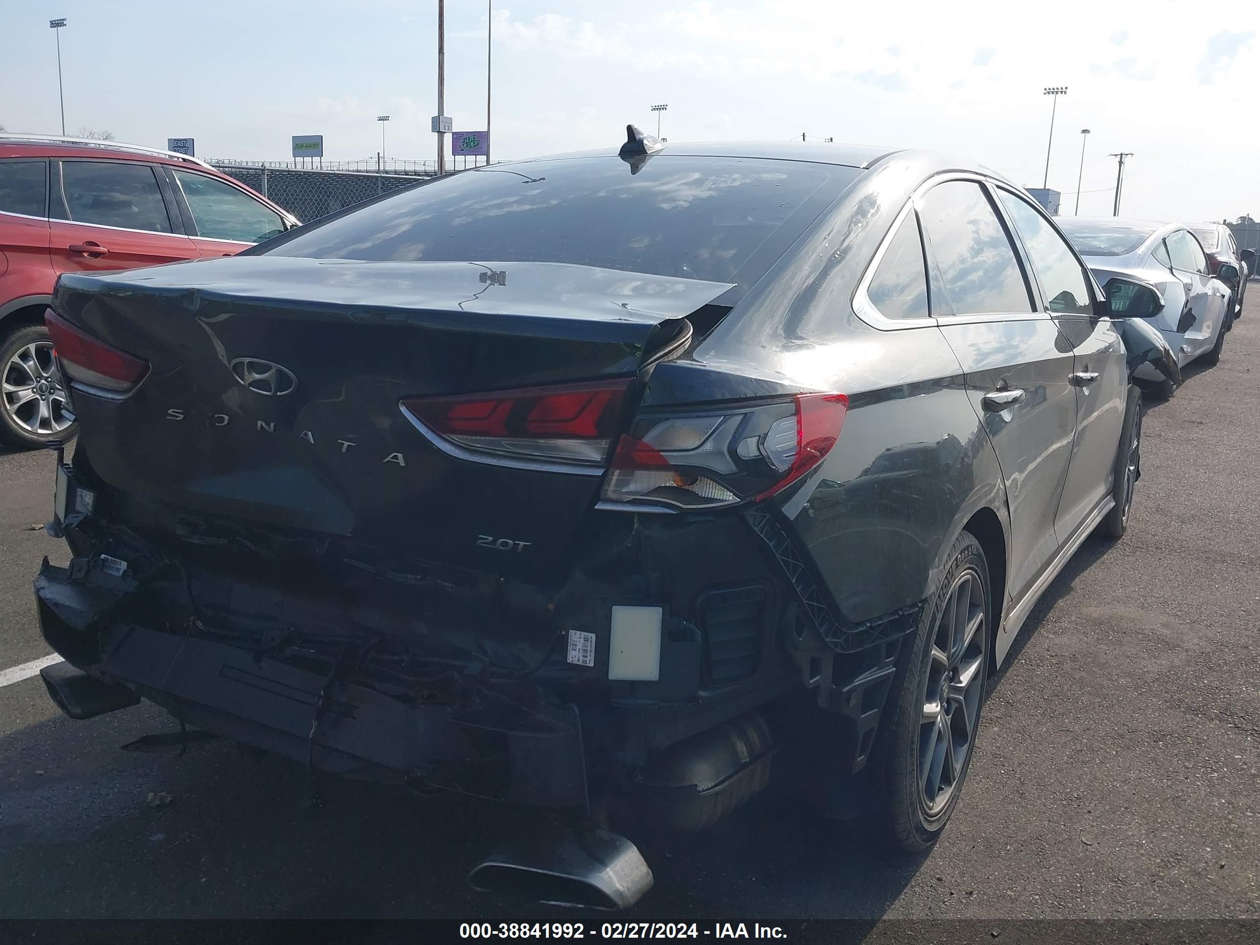 Photo 3 VIN: 5NPE34AB1JH692665 - HYUNDAI SONATA 