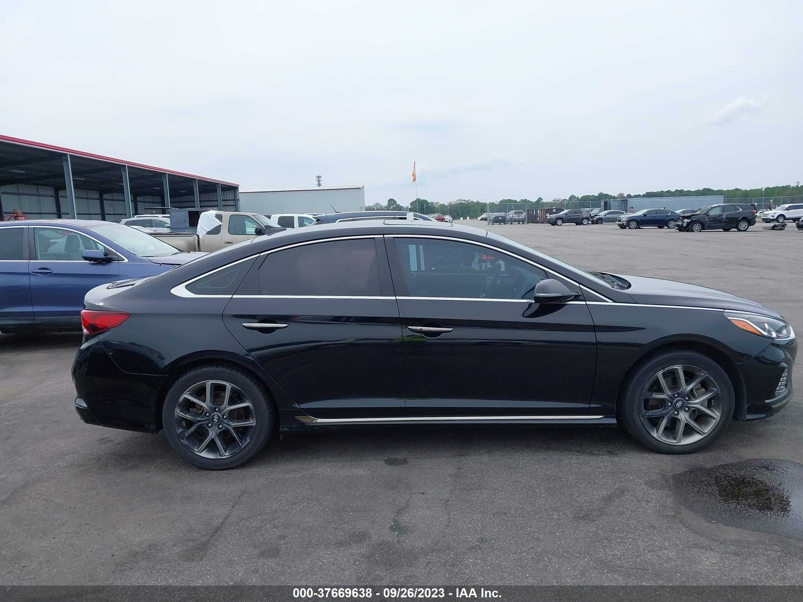 Photo 12 VIN: 5NPE34AB2JH616002 - HYUNDAI SONATA 