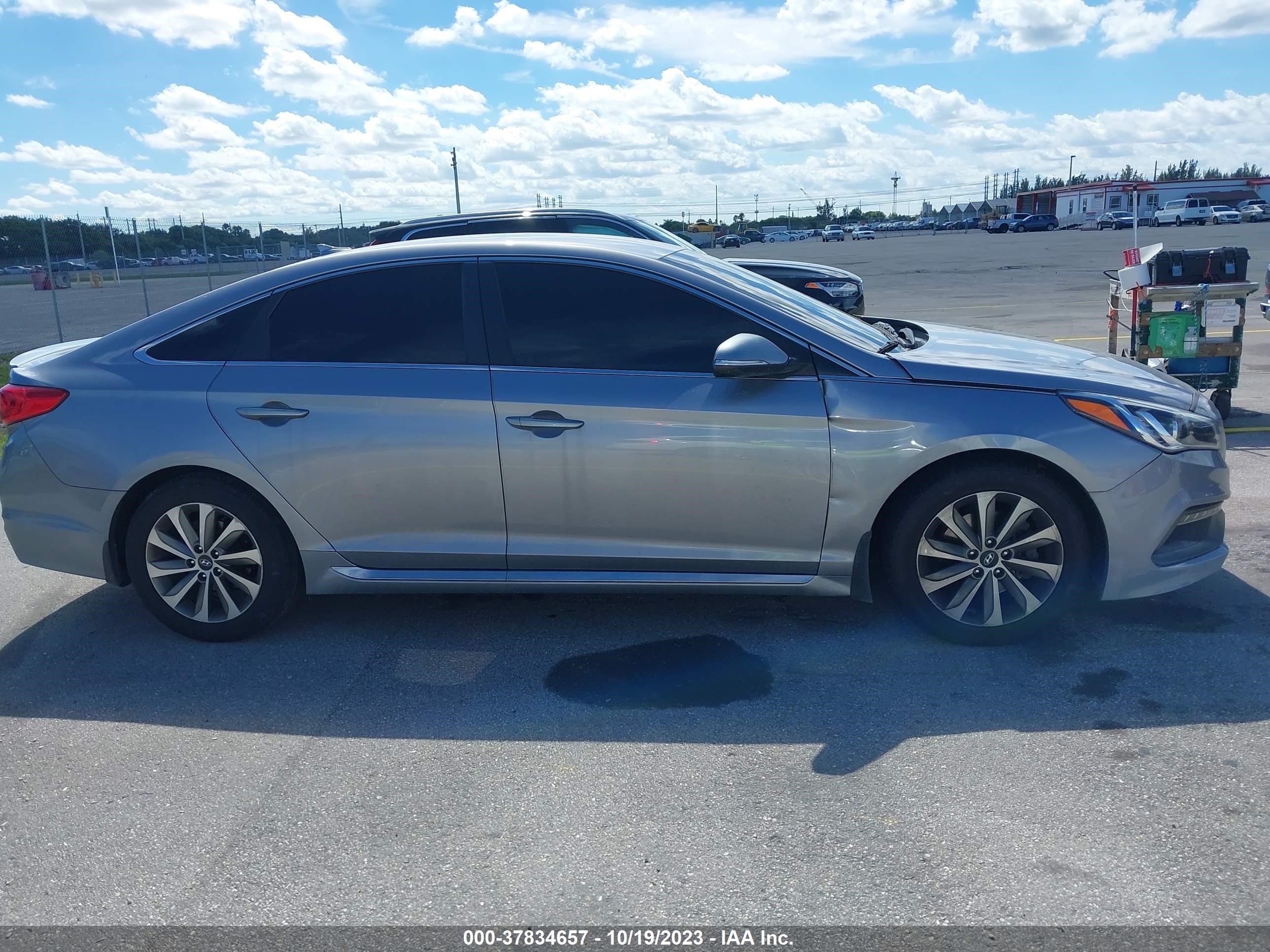 Photo 11 VIN: 5NPE34AF1GH381331 - HYUNDAI SONATA 