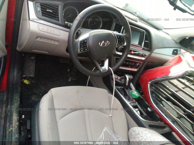 Photo 4 VIN: 5NPE34AF2JH688031 - HYUNDAI SONATA 