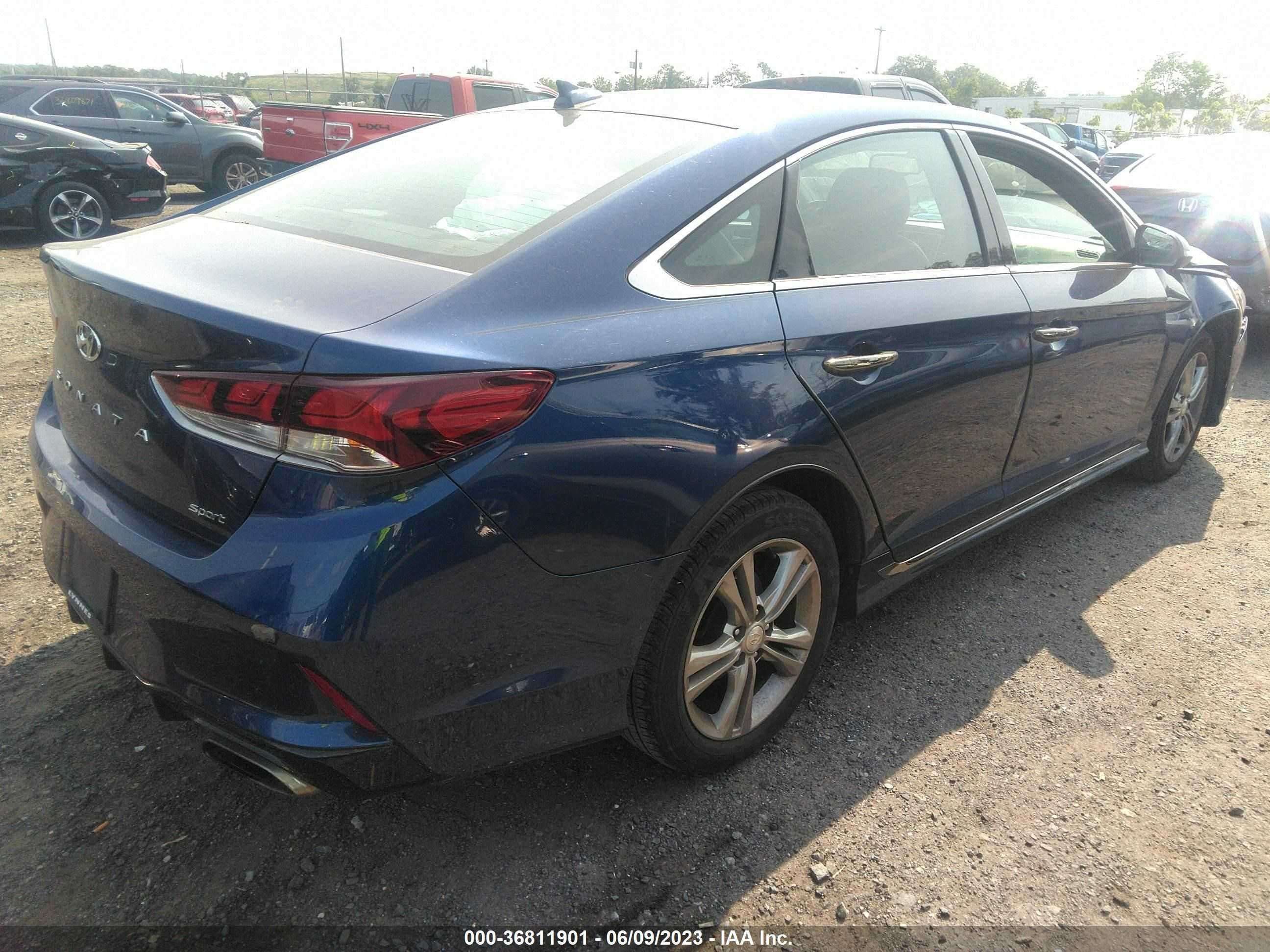 Photo 3 VIN: 5NPE34AF2JH722288 - HYUNDAI SONATA 