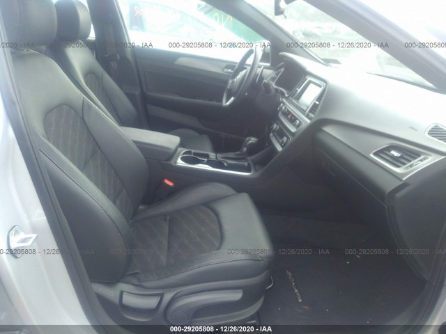 Photo 4 VIN: 5NPE34AF2KH763277 - HYUNDAI SONATA 