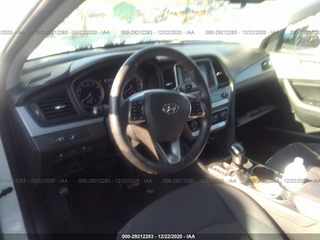 Photo 4 VIN: 5NPE34AF3JH603567 - HYUNDAI SONATA 