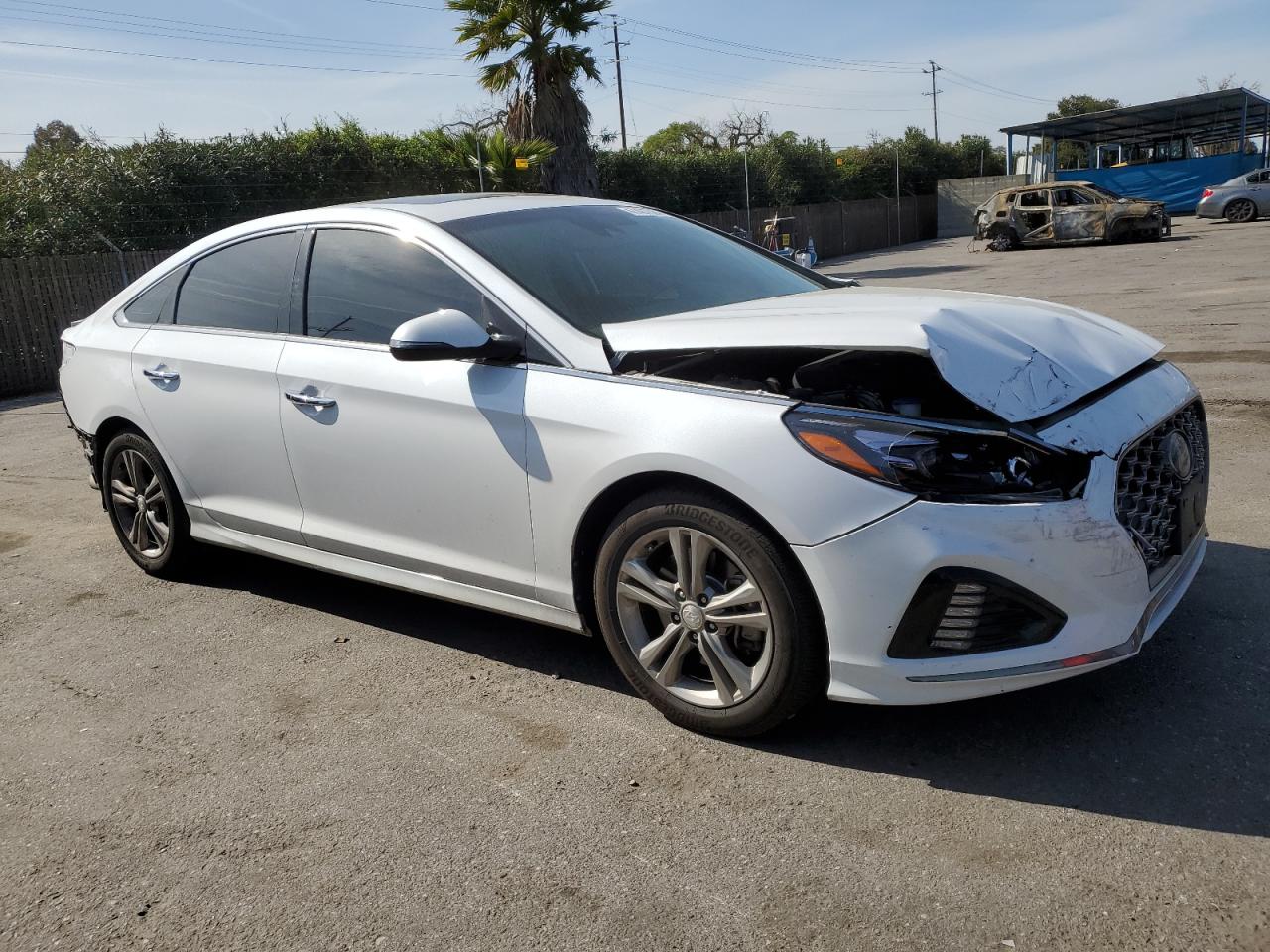 Photo 3 VIN: 5NPE34AF5JH706909 - HYUNDAI SONATA 