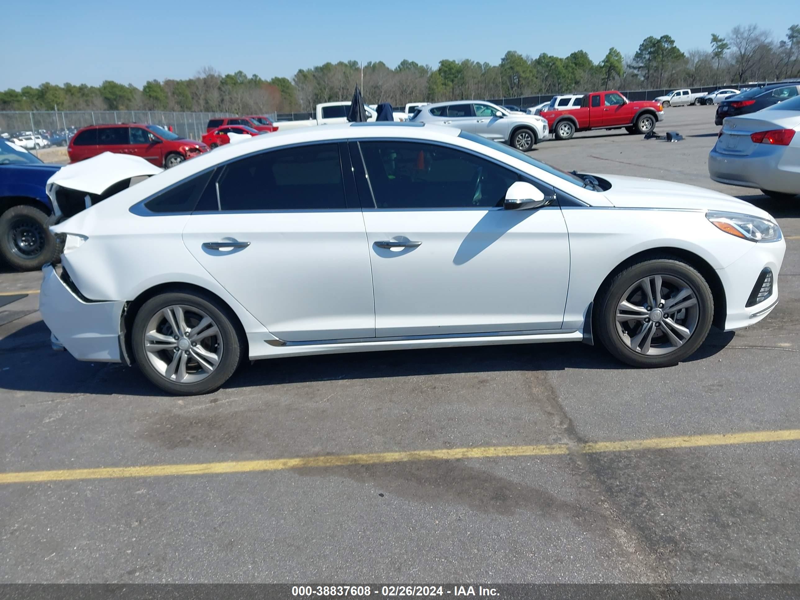 Photo 11 VIN: 5NPE34AF6JH700035 - HYUNDAI SONATA 