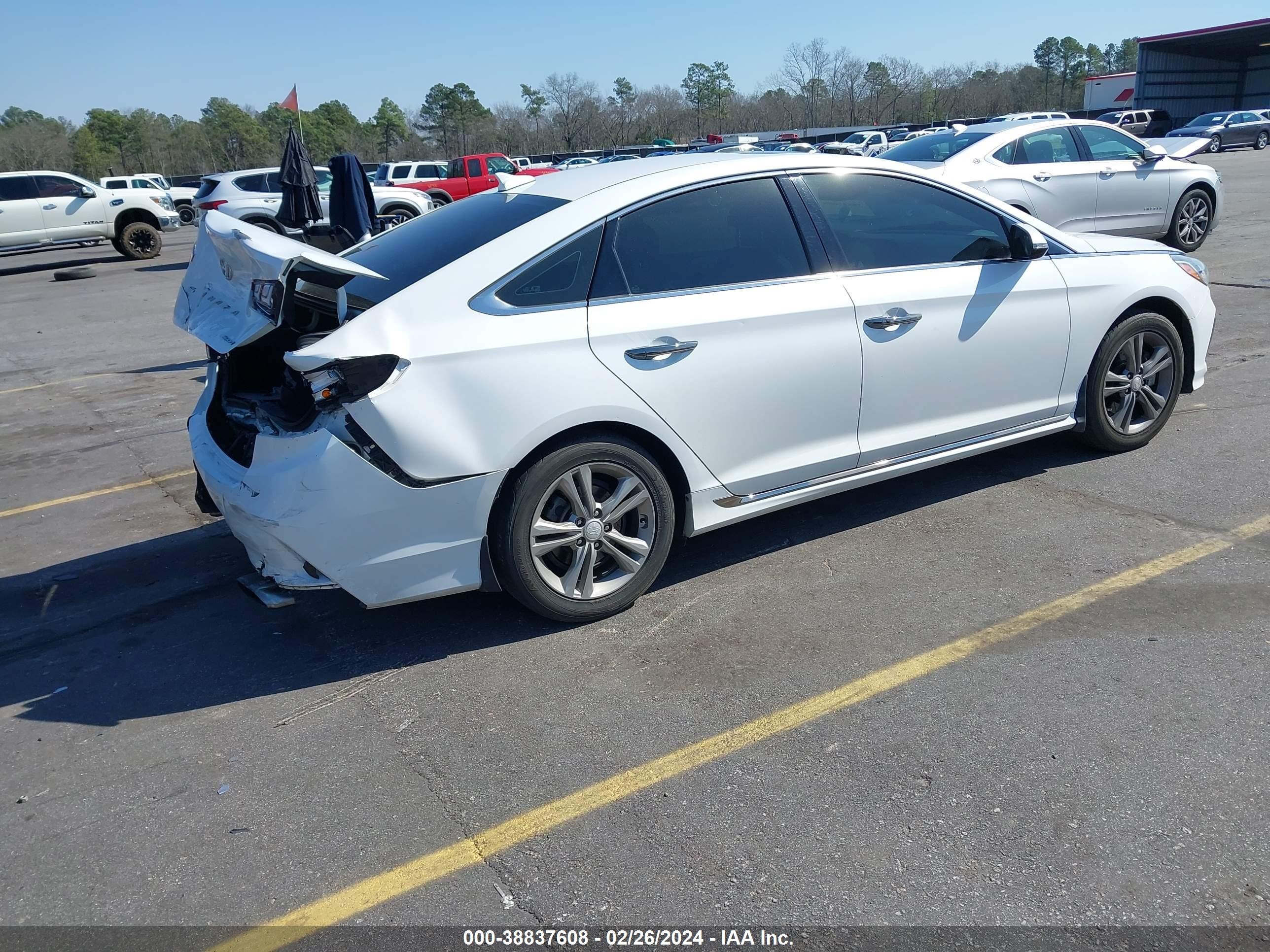 Photo 3 VIN: 5NPE34AF6JH700035 - HYUNDAI SONATA 