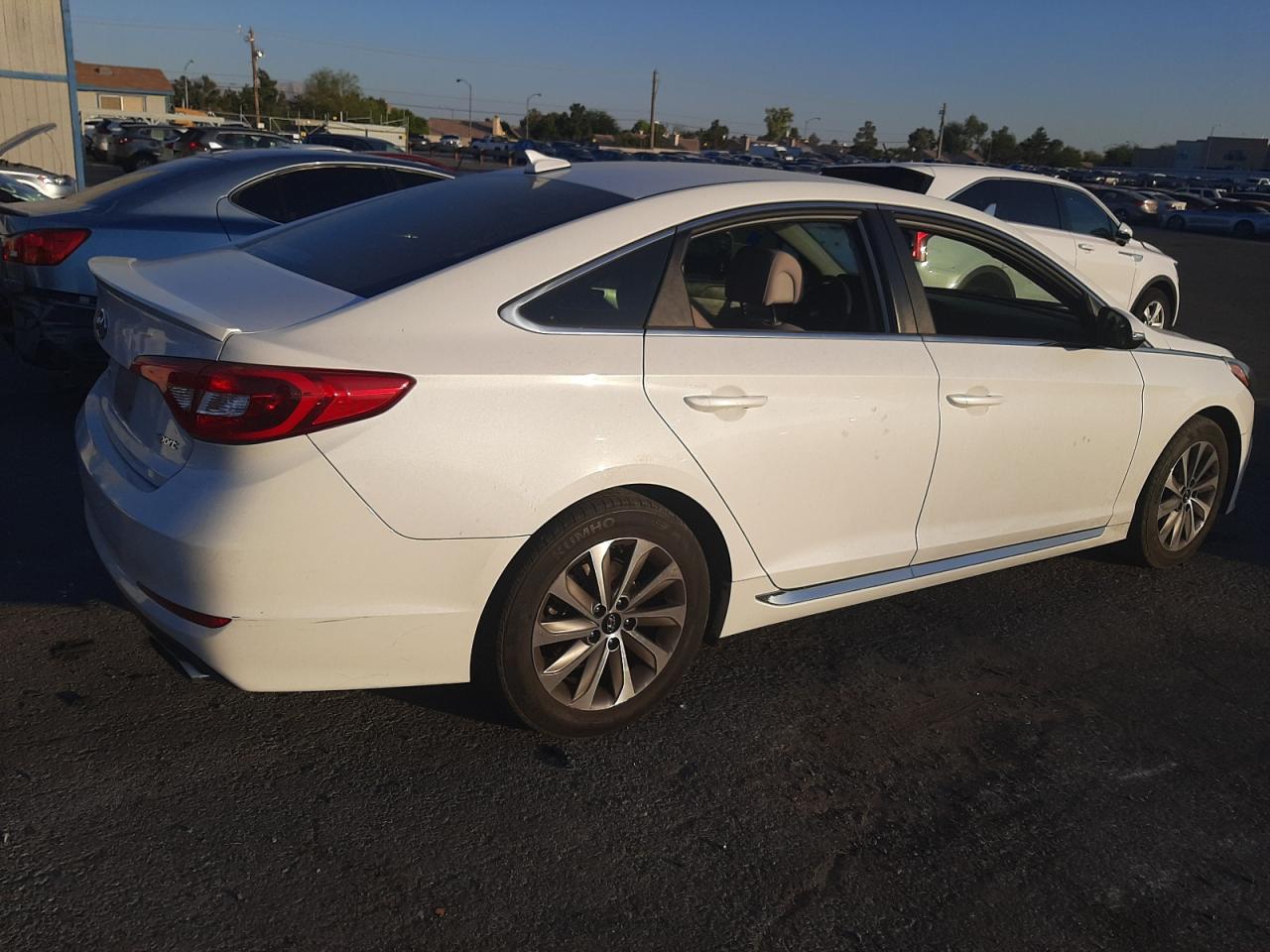 Photo 2 VIN: 5NPE34AF7HH470869 - HYUNDAI SONATA 