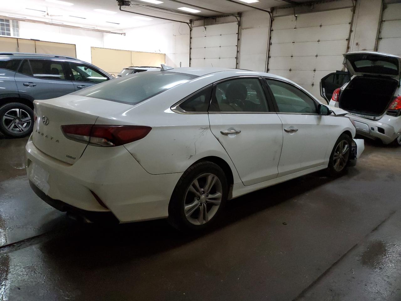 Photo 2 VIN: 5NPE34AF7JH647216 - HYUNDAI SONATA 