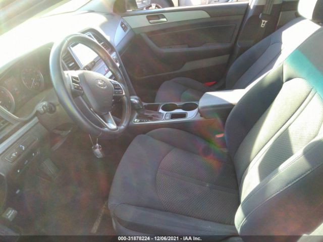 Photo 4 VIN: 5NPE34AF7JH666042 - HYUNDAI SONATA 