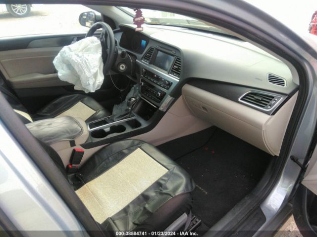 Photo 4 VIN: 5NPE34AF8HH569393 - HYUNDAI SONATA 