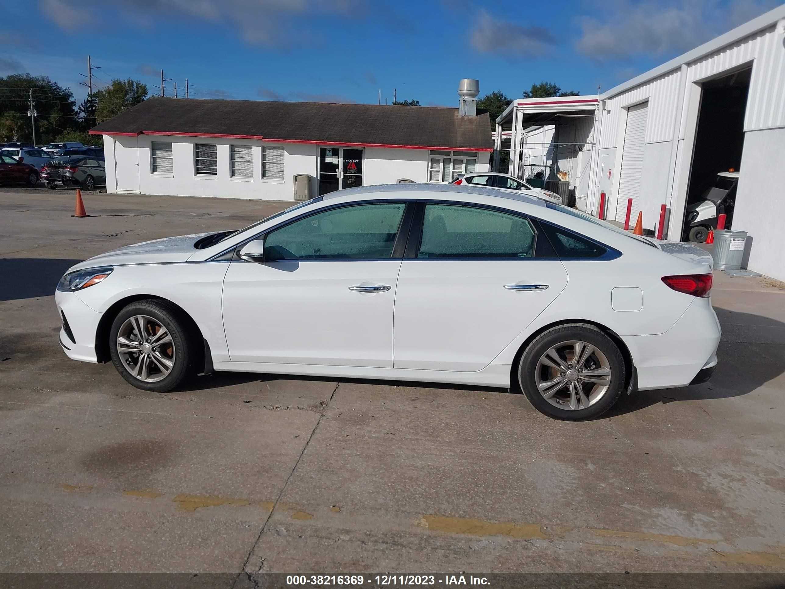 Photo 13 VIN: 5NPE34AF8JH617237 - HYUNDAI SONATA 