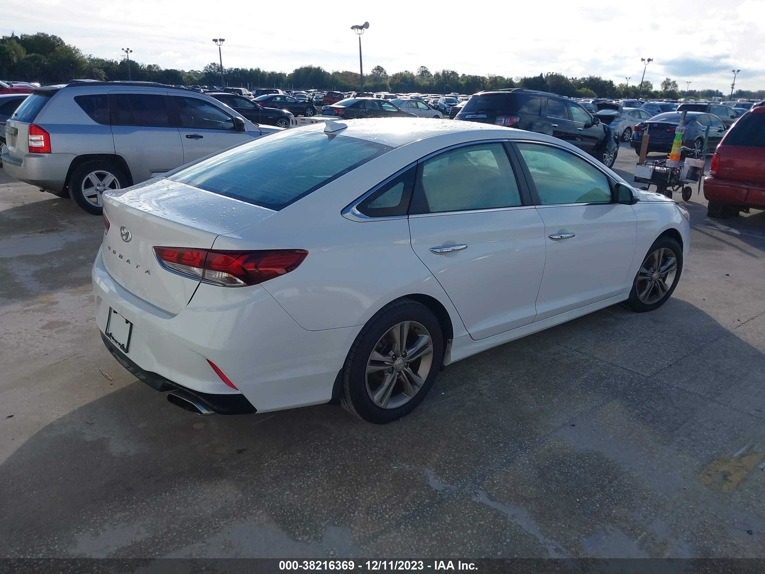 Photo 3 VIN: 5NPE34AF8JH617237 - HYUNDAI SONATA 