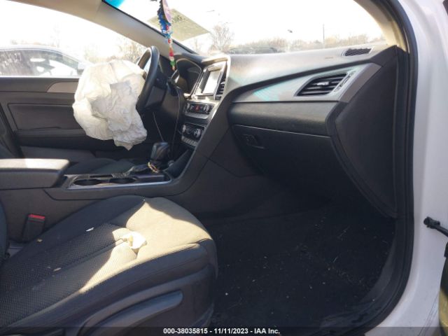 Photo 4 VIN: 5NPE34AF8JH667233 - HYUNDAI SONATA 