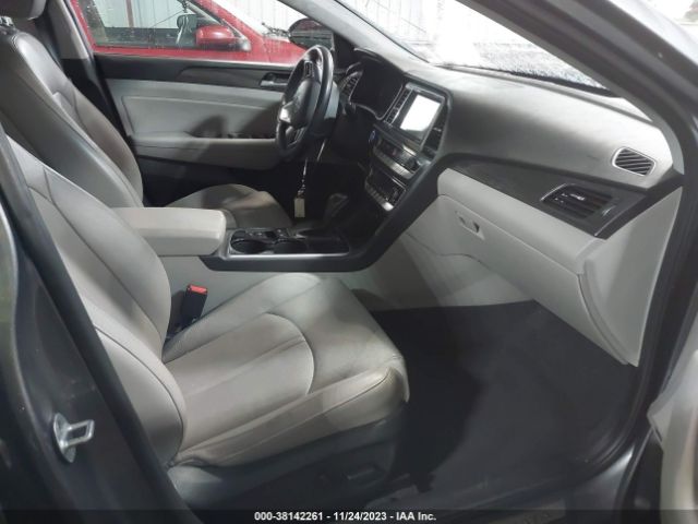 Photo 4 VIN: 5NPE34AF9JH711823 - HYUNDAI SONATA 